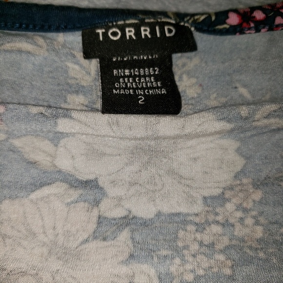 Torrid button down Teal with pink flowers size 2 - Picture 3 of 4